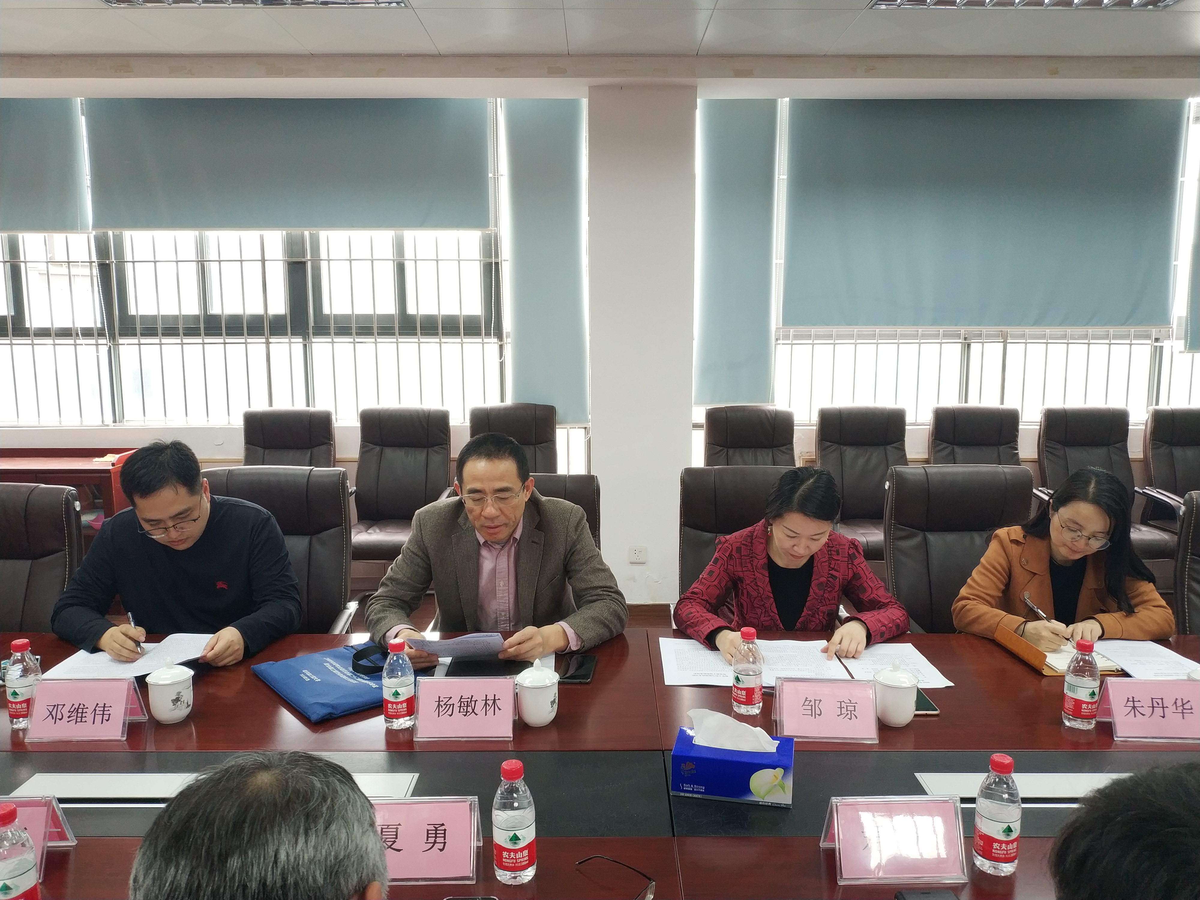 蘑菇视频
党总支召开2018年度党员领导干部民主生活会2.jpg