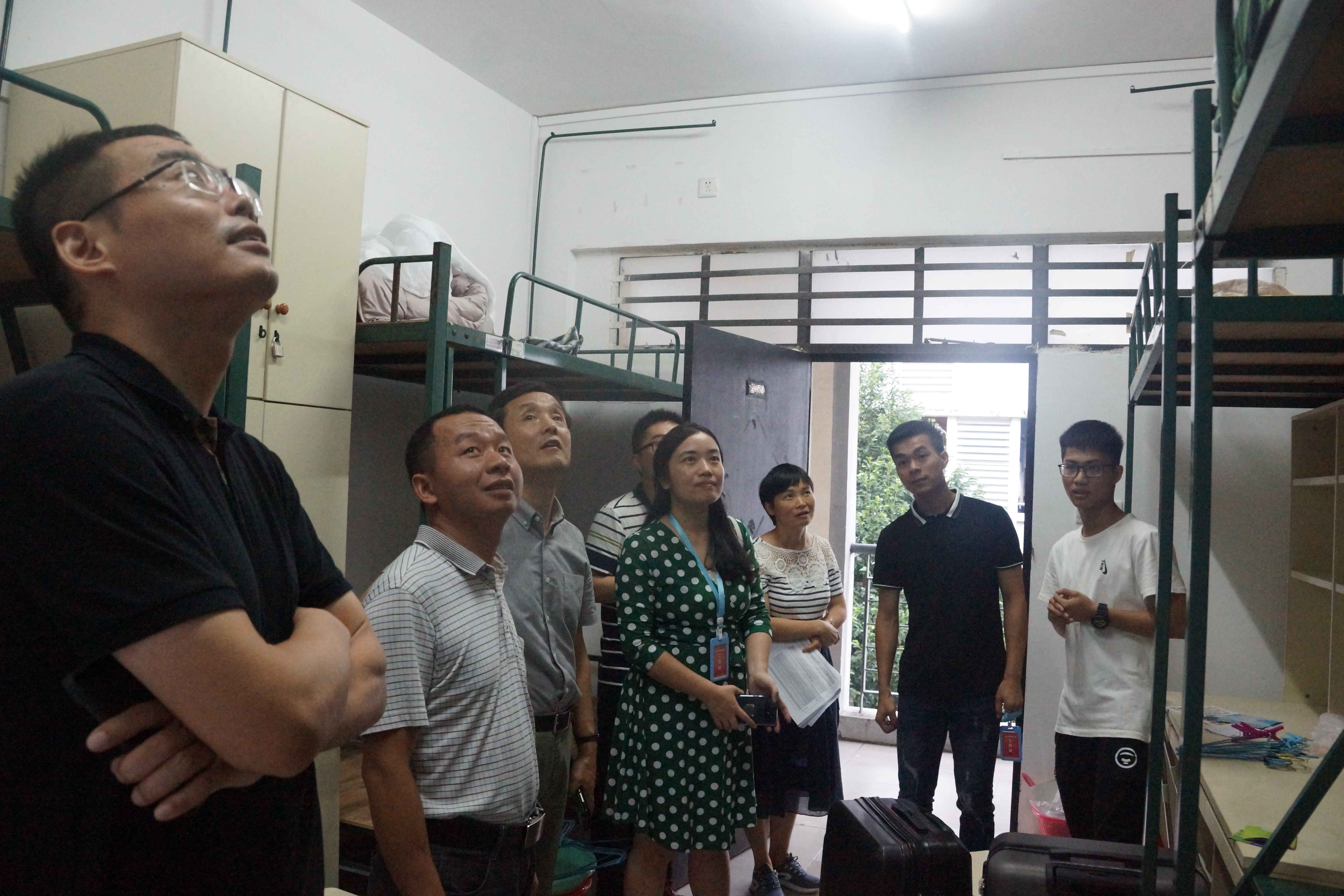 蘑菇视频
领导走访新生宿舍-看望18级萌新2.JPG