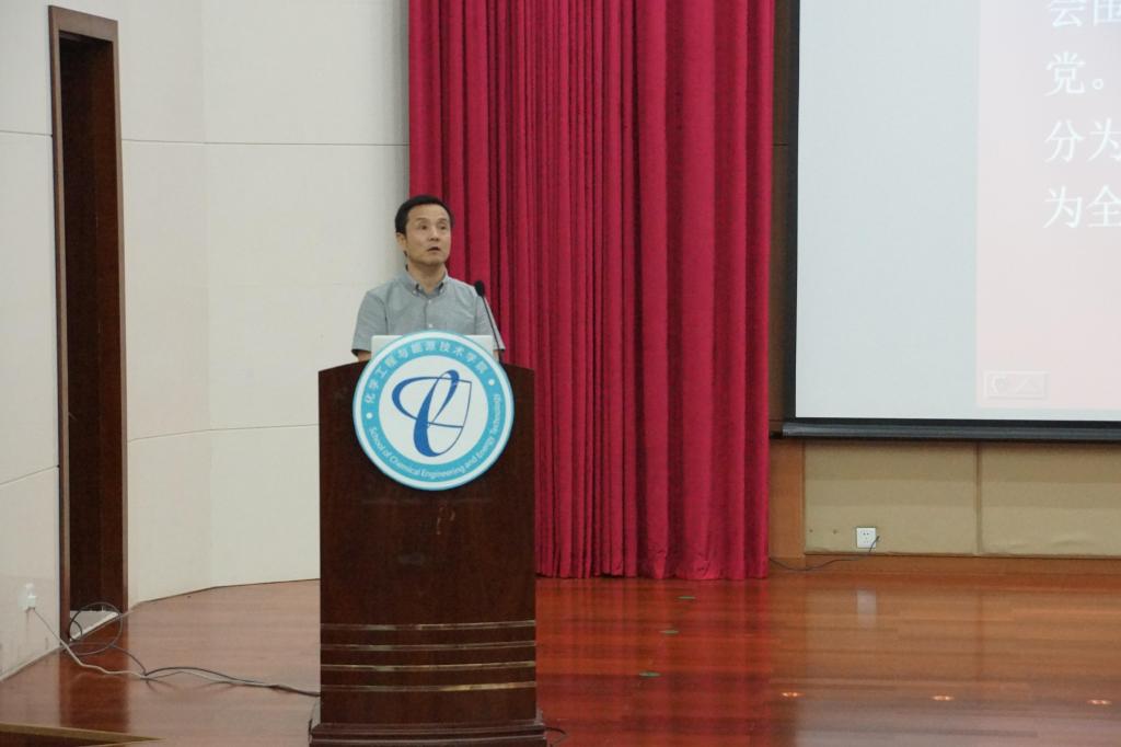 蘑菇视频
党总支书记君光为2018级新生上党课-1-.jpg