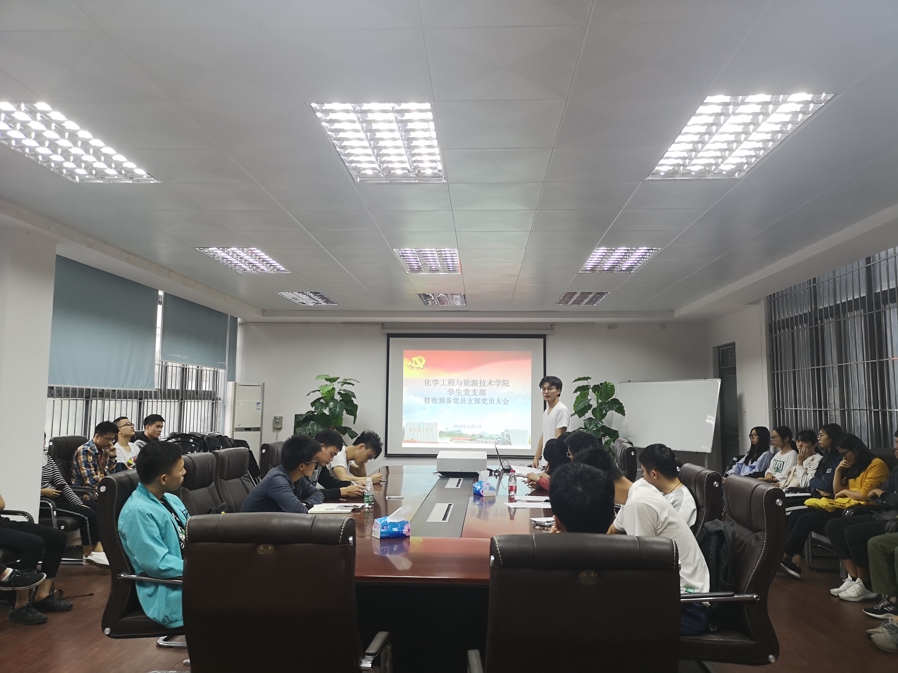 蘑菇视频
学生党支部召开接收预备党员支部党员大会2.jpg