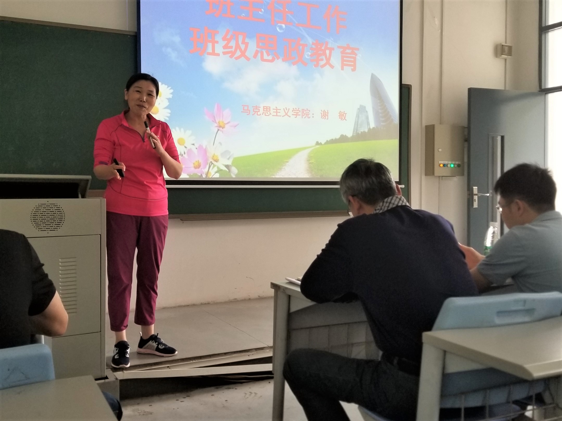 蘑菇视频
召开党员政治学习暨班主任培训3-0.jpg