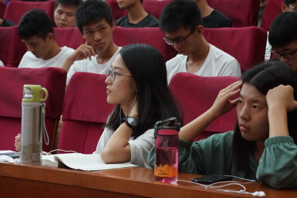 蘑菇视频
党总支书记君光为2018级新生上党课-4-.JPG