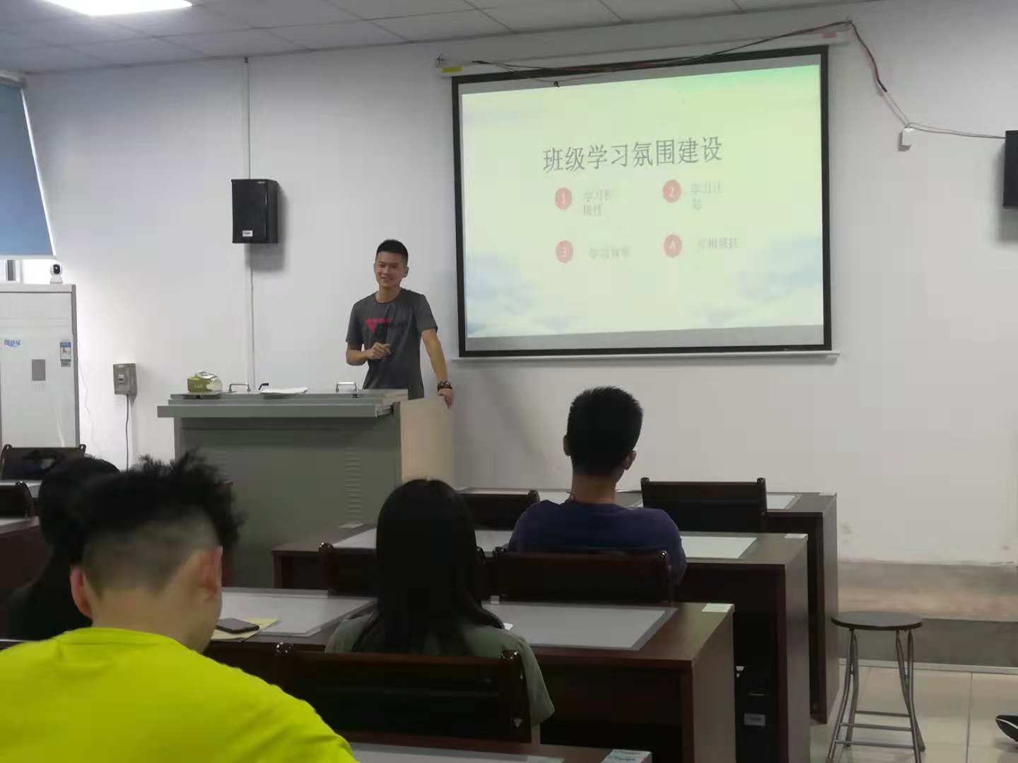 蘑菇视频
副院长陈佰满给学生上班会课2-1-.jpg