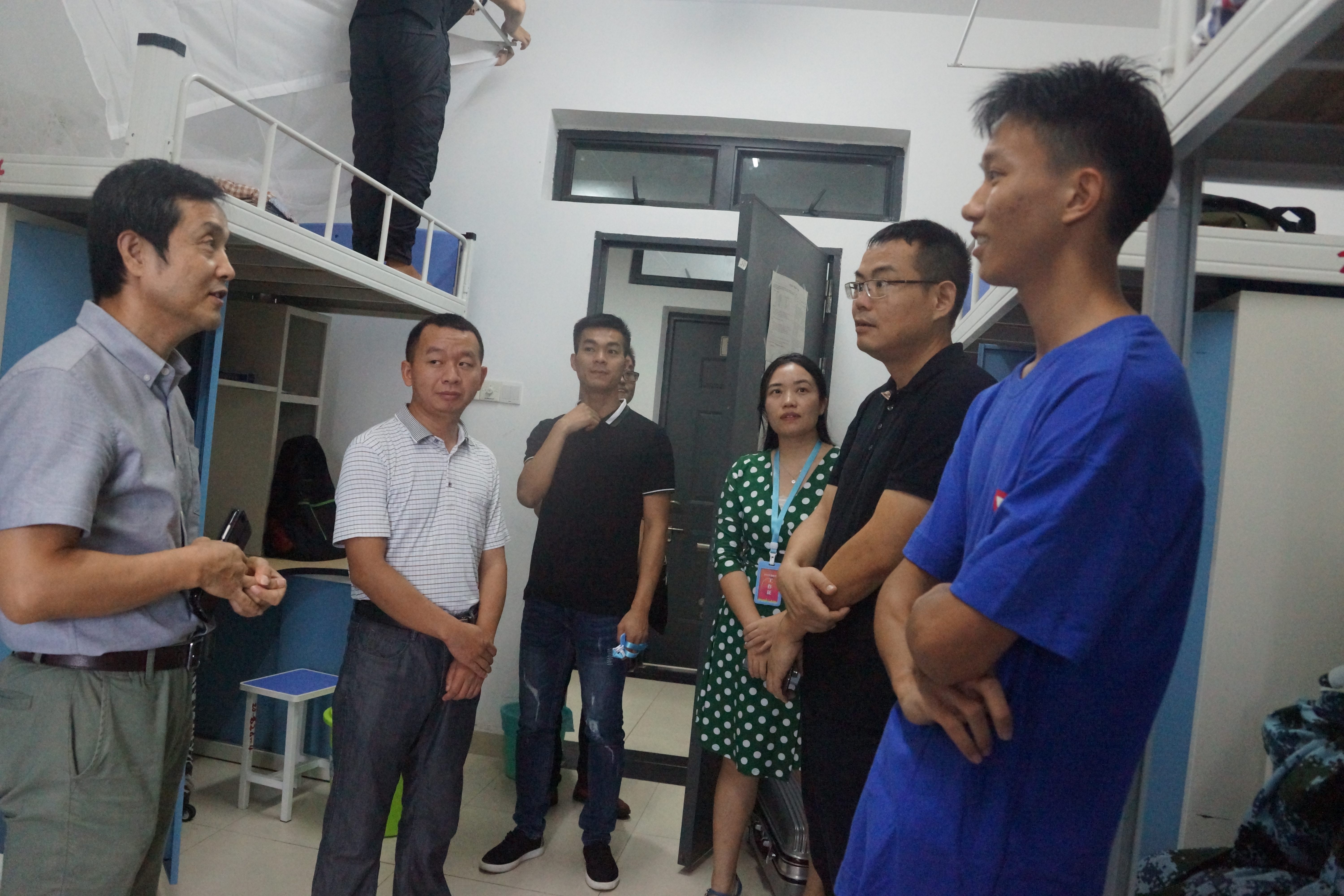 蘑菇视频
领导走访新生宿舍-看望18级萌新1.JPG