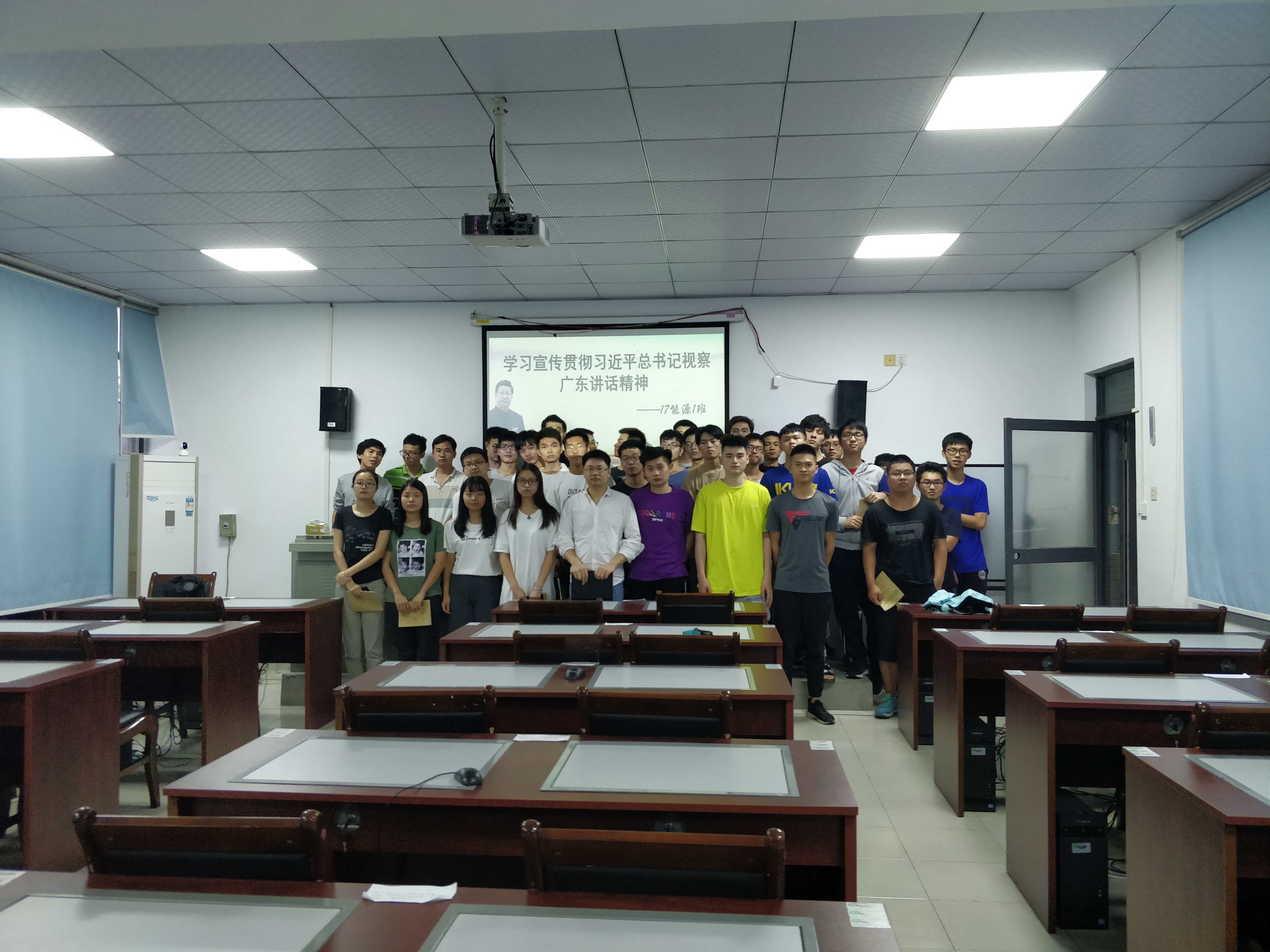 蘑菇视频
副院长陈佰满给学生上班会课3.jpg