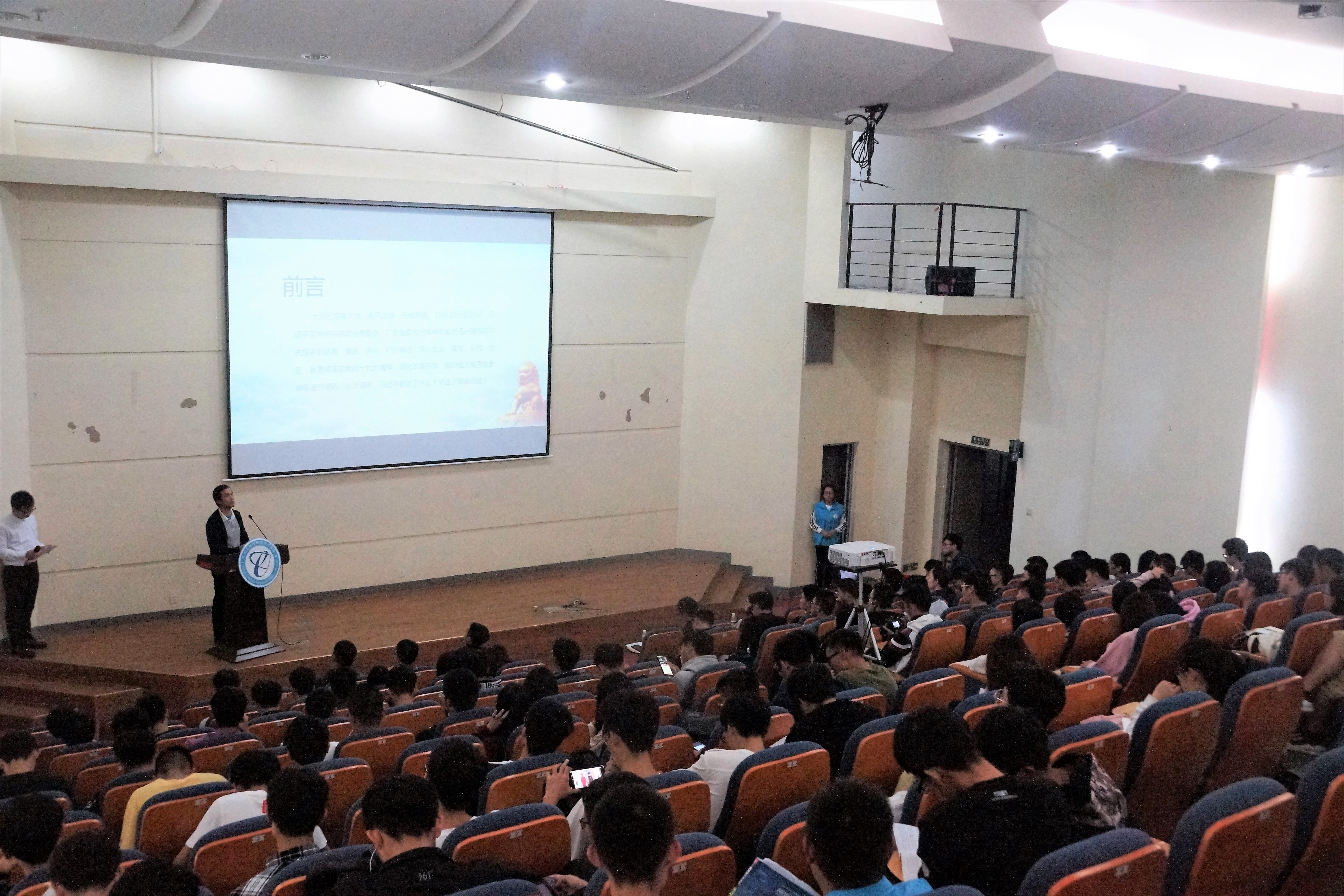 蘑菇视频
党总支书记深入学生支部讲党课2.jpg