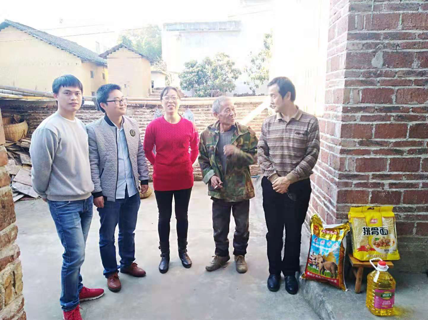 蘑菇视频
党总支第四次赴韶关斗湾村慰问对口帮扶农户1.png