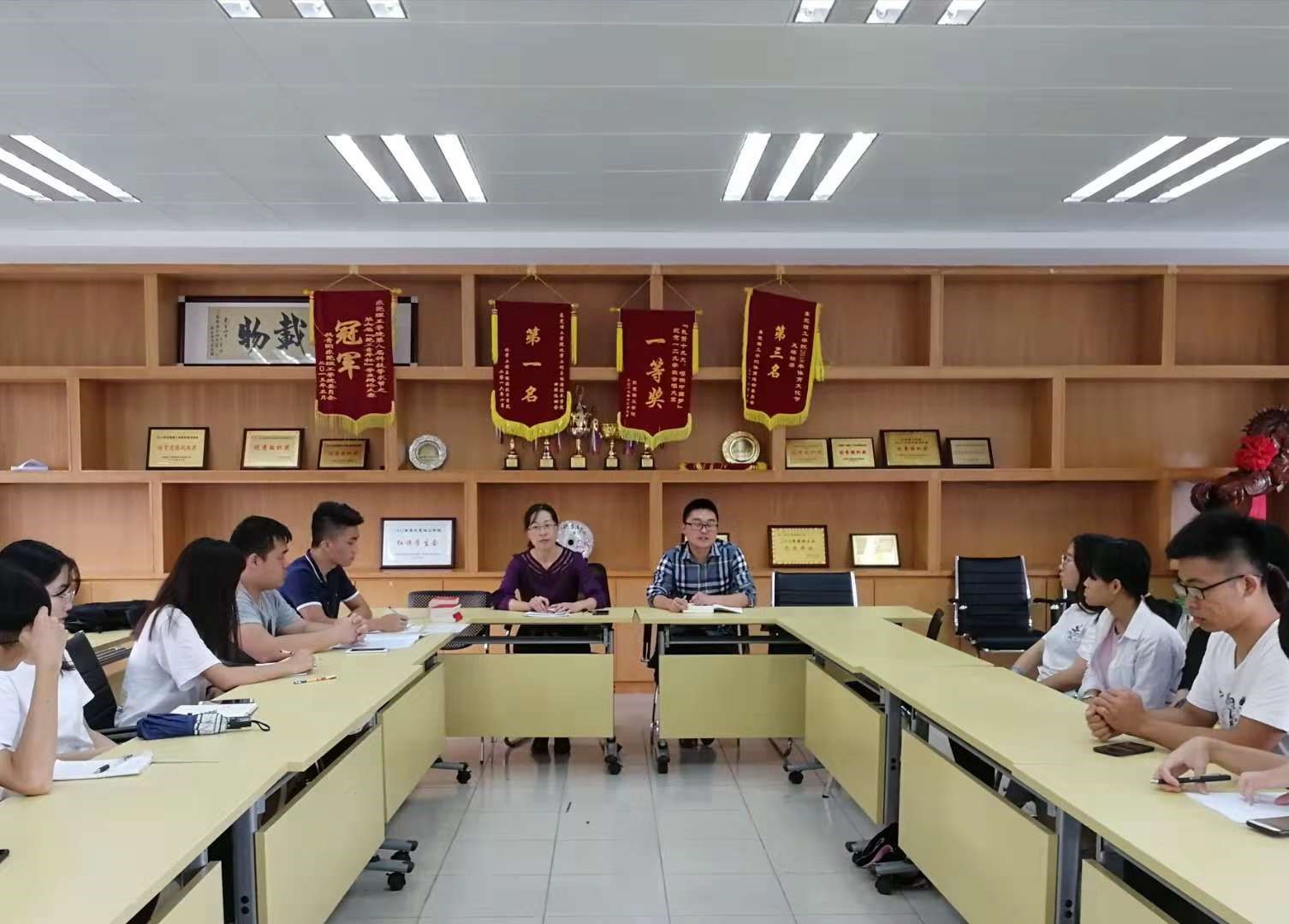 蘑菇视频
召开第49期校党课培训动员会议2.jpg