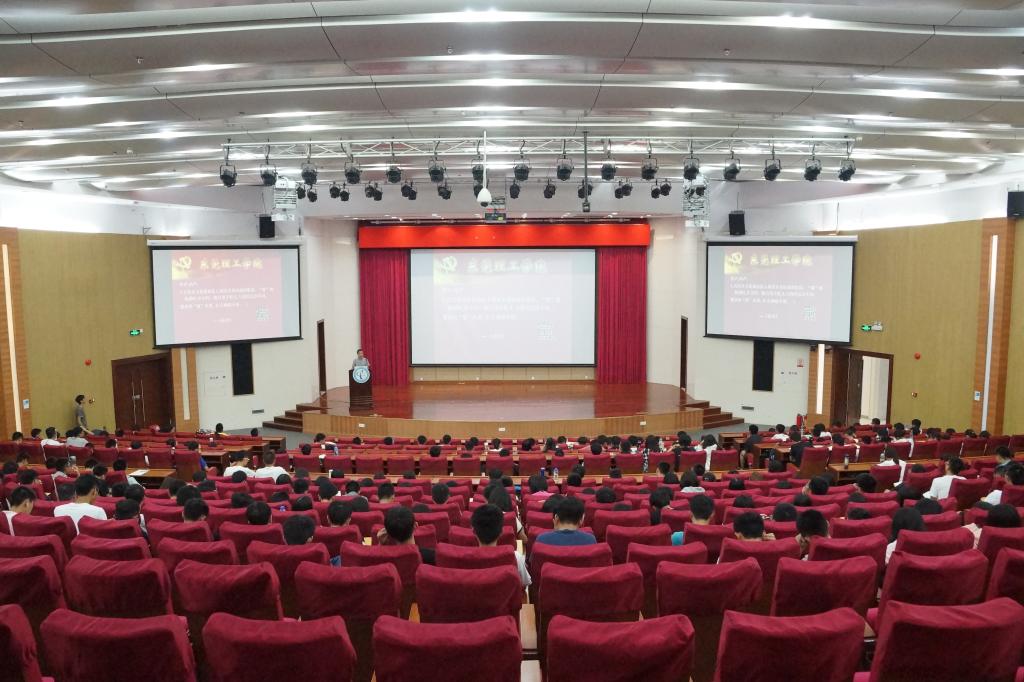 蘑菇视频
党总支书记君光为2018级新生上党课-2-.JPG