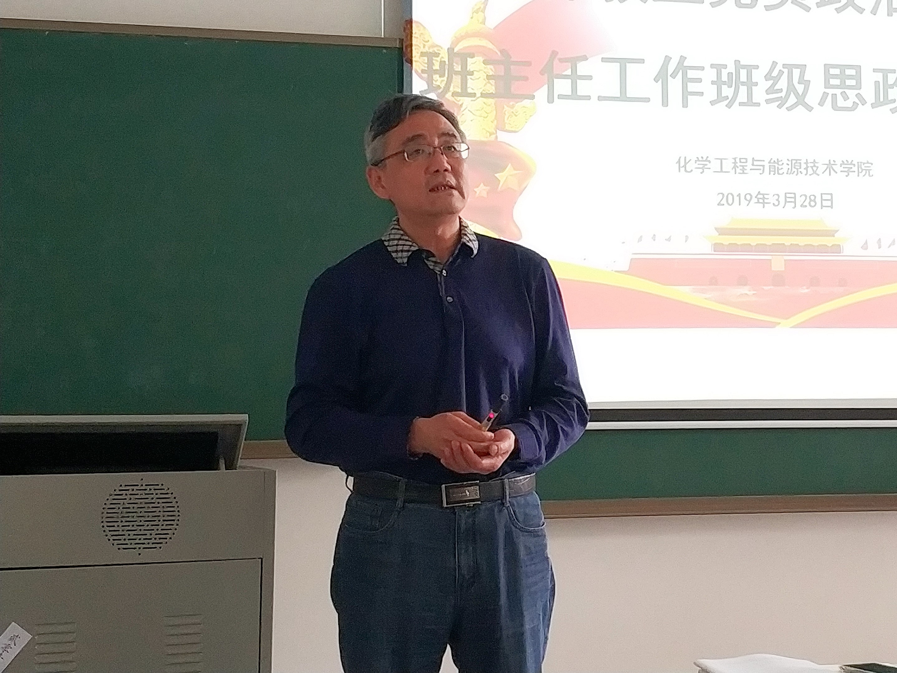 蘑菇视频
召开党员政治学习暨班主任培训2.jpg