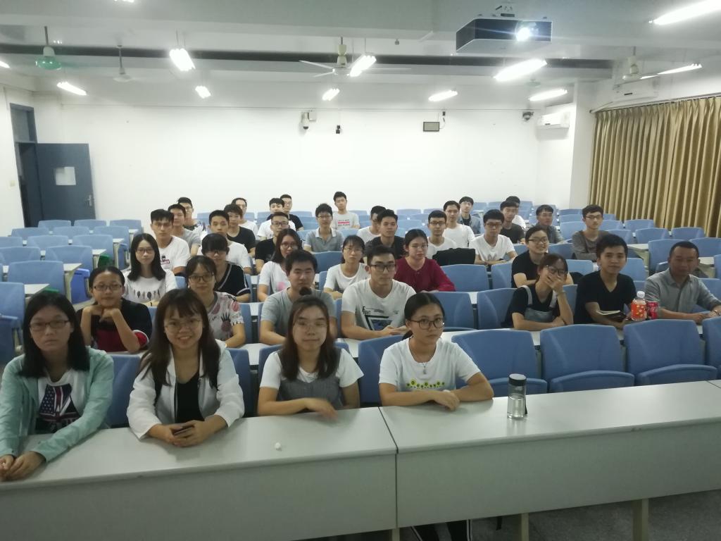 蘑菇视频
副院长尹辉斌给学生上班会课3.jpg