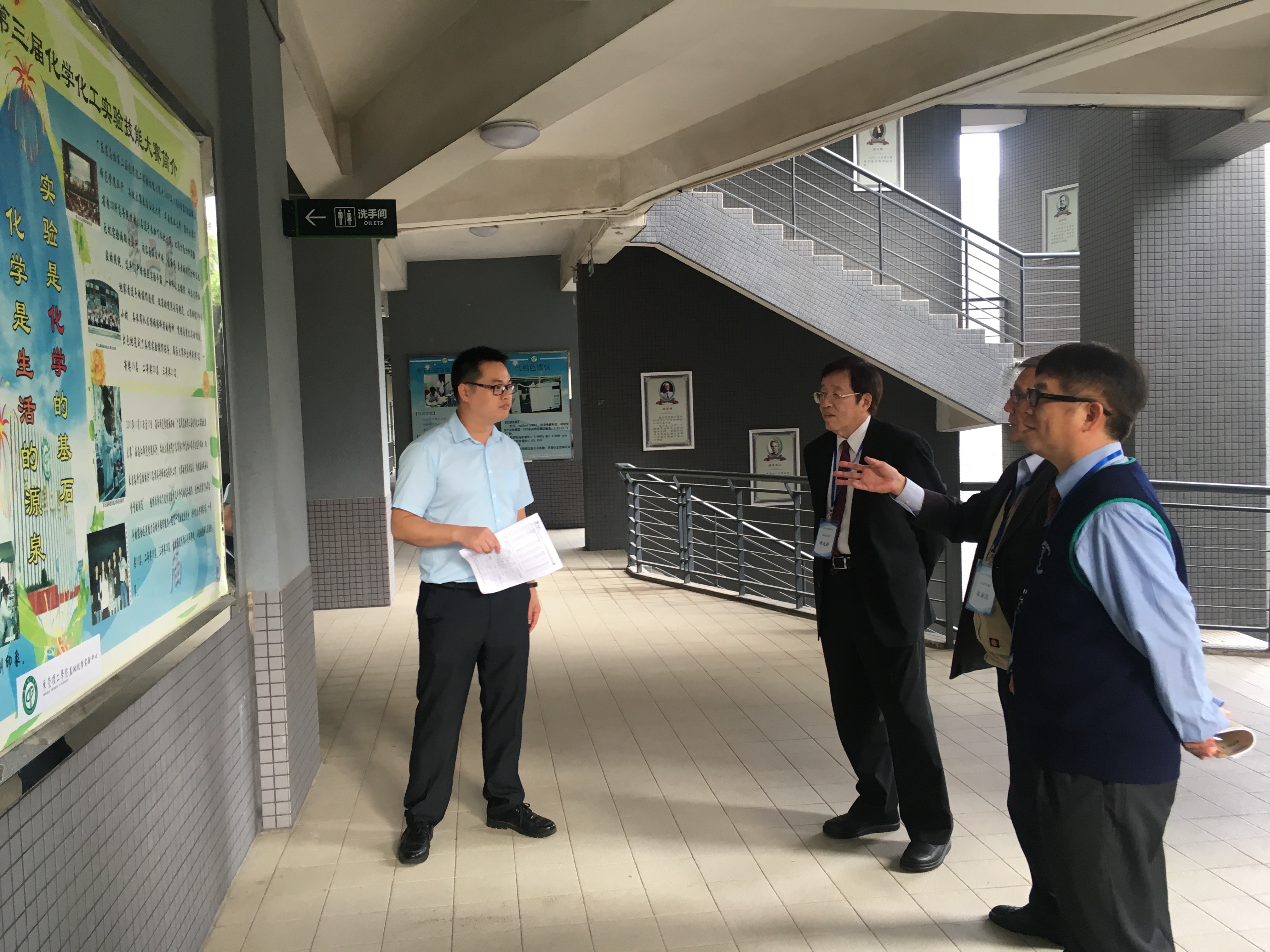 IEET工程教育认证团到蘑菇视频
进行实地访评2.jpg