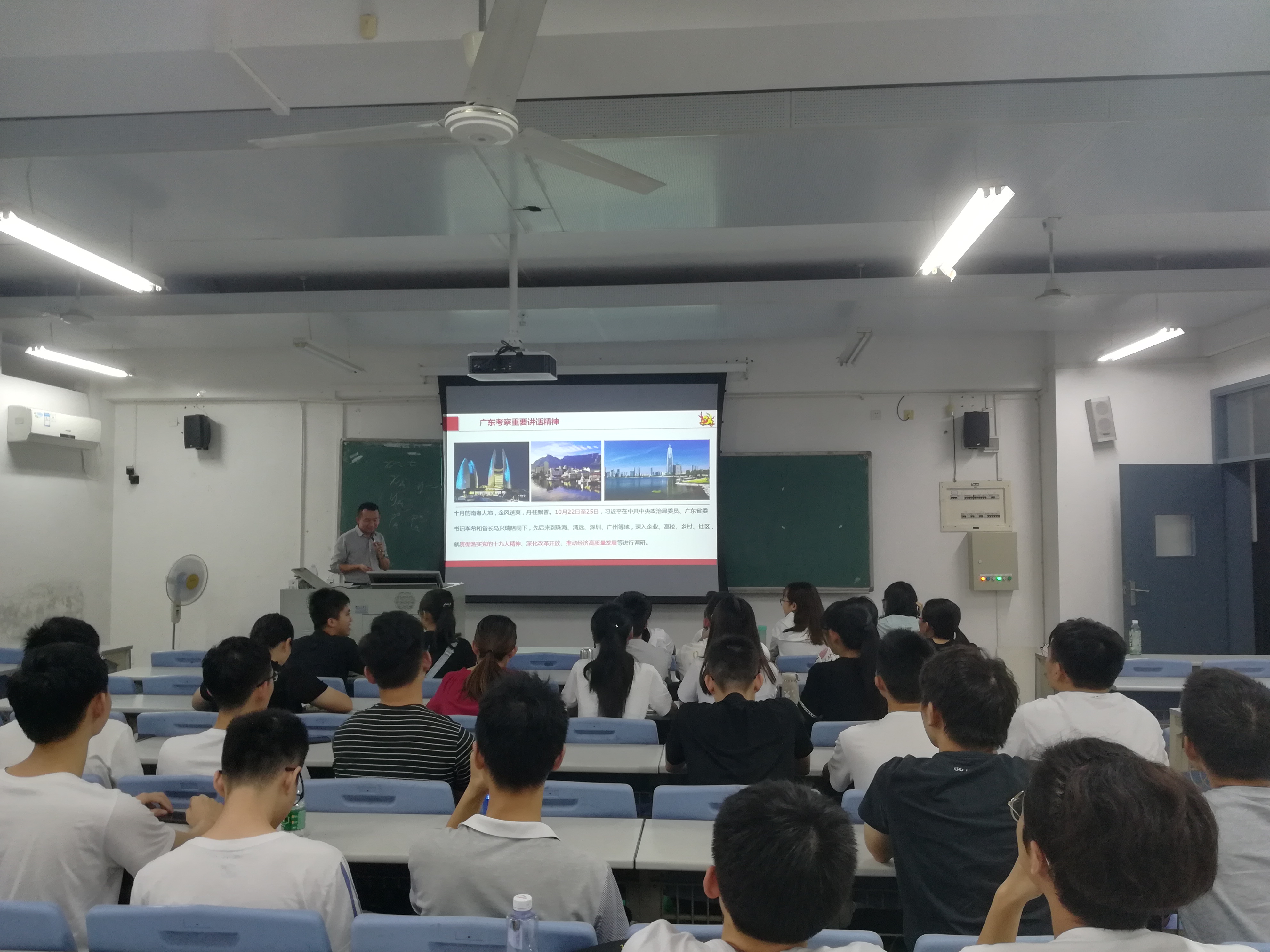 蘑菇视频
副院长尹辉斌给学生上班会课2-1-.jpg