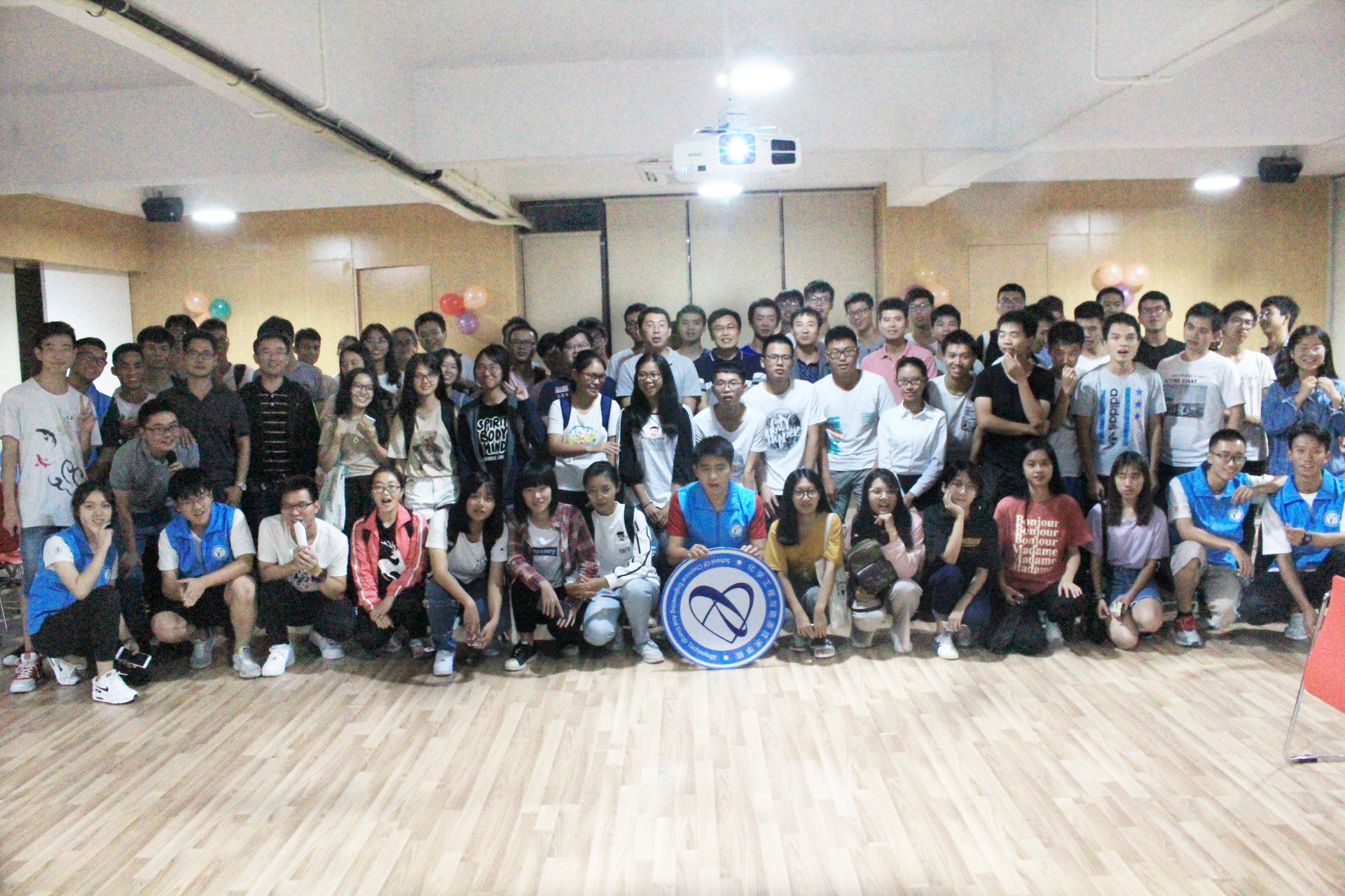 蘑菇视频
联合莞馨社区举行2018漂流瓶分享师生汇3.jpg